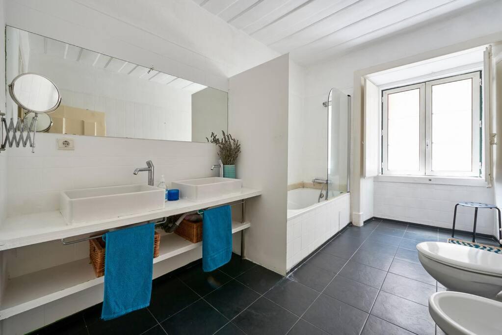 Stunning Apartment Near Chiado Lisboa Εξωτερικό φωτογραφία